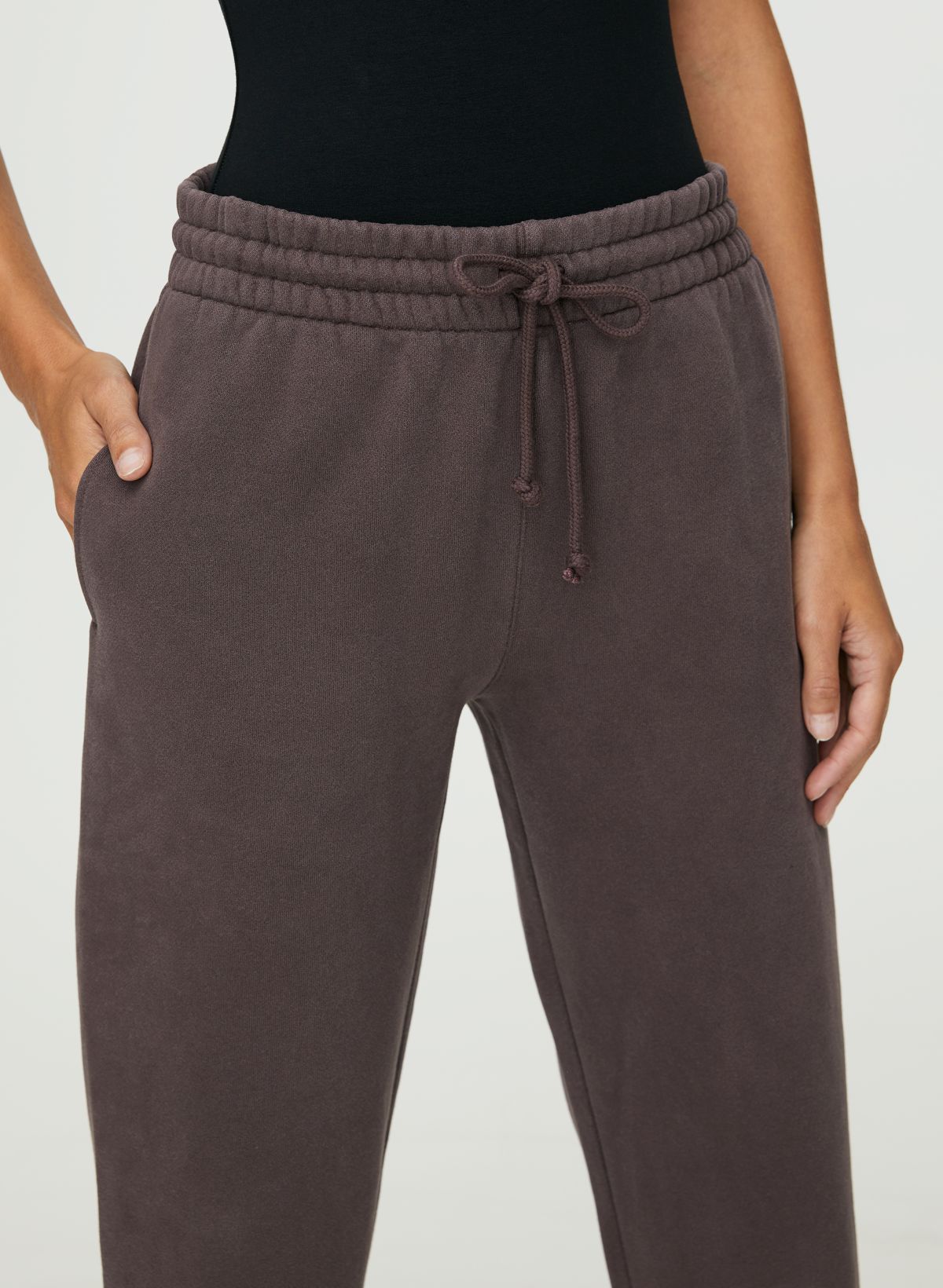 Does anyone have the TNA Crawford pant in black or rich mocha brown? :  r/Aritzia