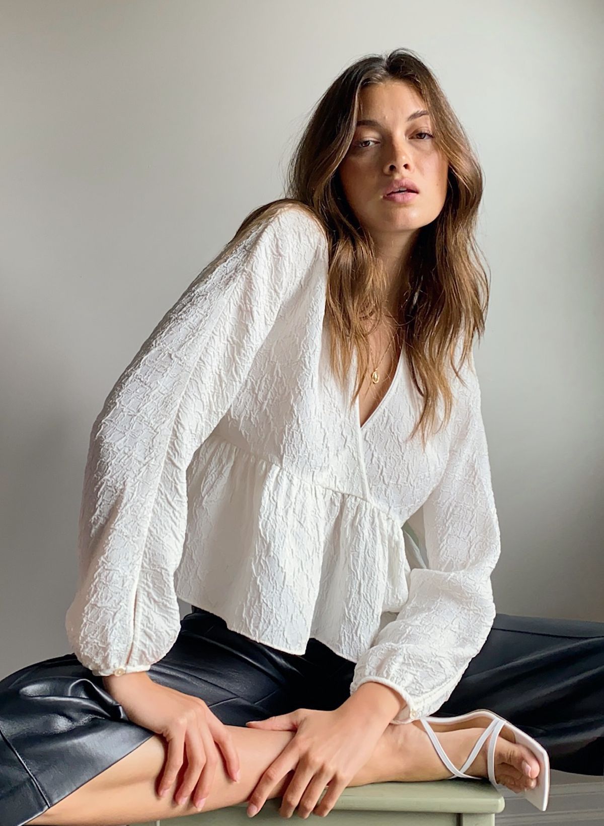 https://aritzia.scene7.com/is/image/Aritzia/f20_04_a02_79001_3030_on_a?wid=1200