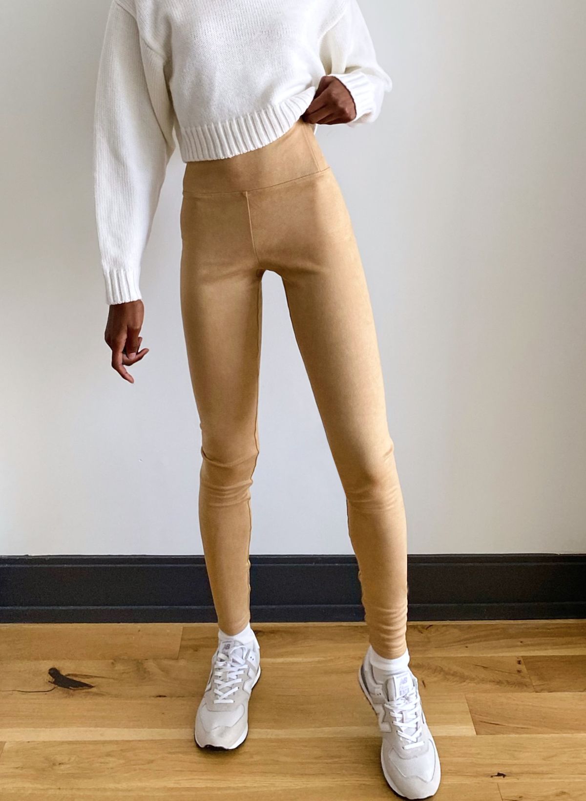 How do y'all style the Daria pant? Just got them during the sale and they  are a bit out of my comfort zone but I really like them! : r/Aritzia