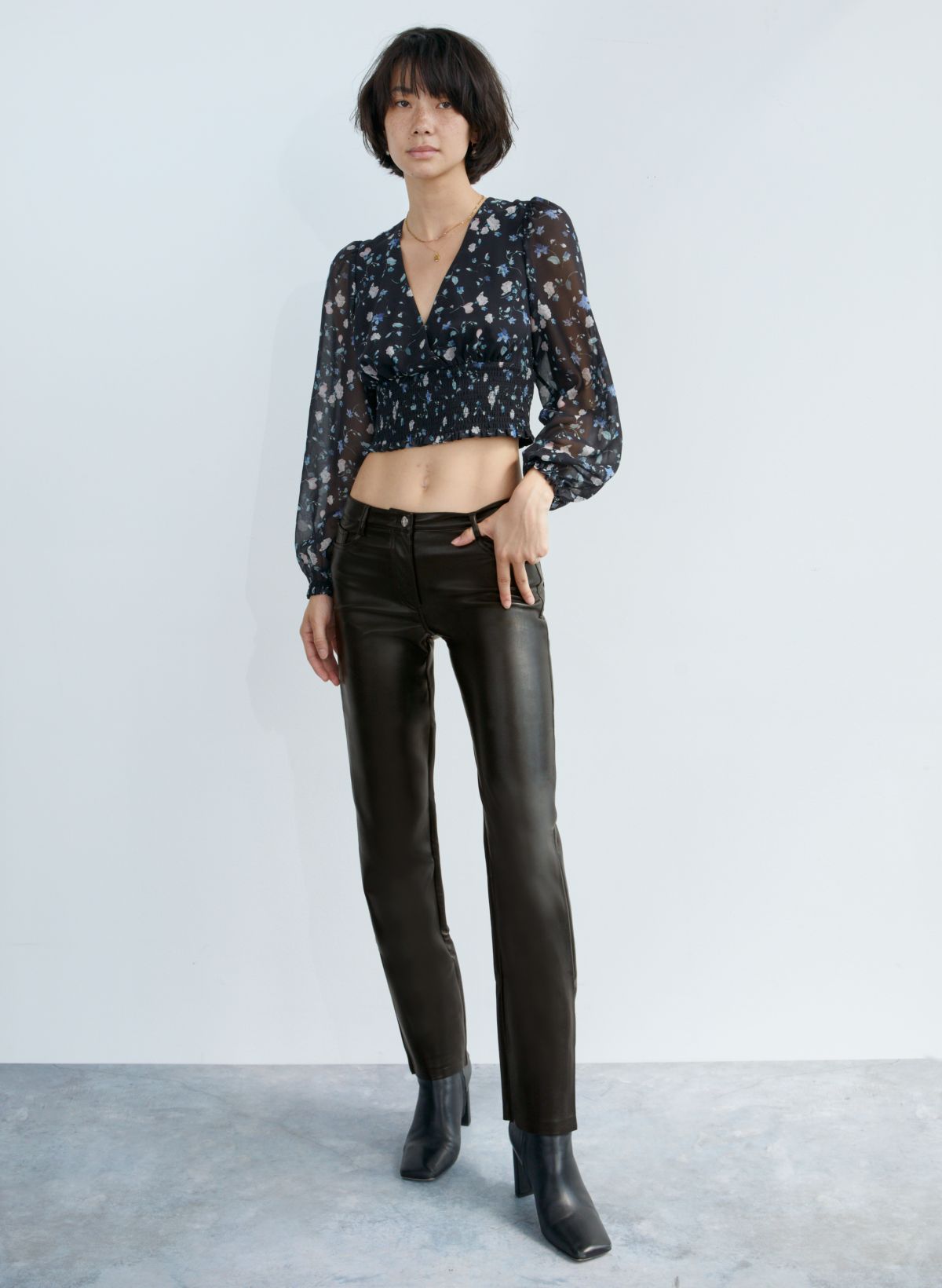 https://aritzia.scene7.com/is/image/Aritzia/f21_04_a06_82651_1274_on_a?wid=1200