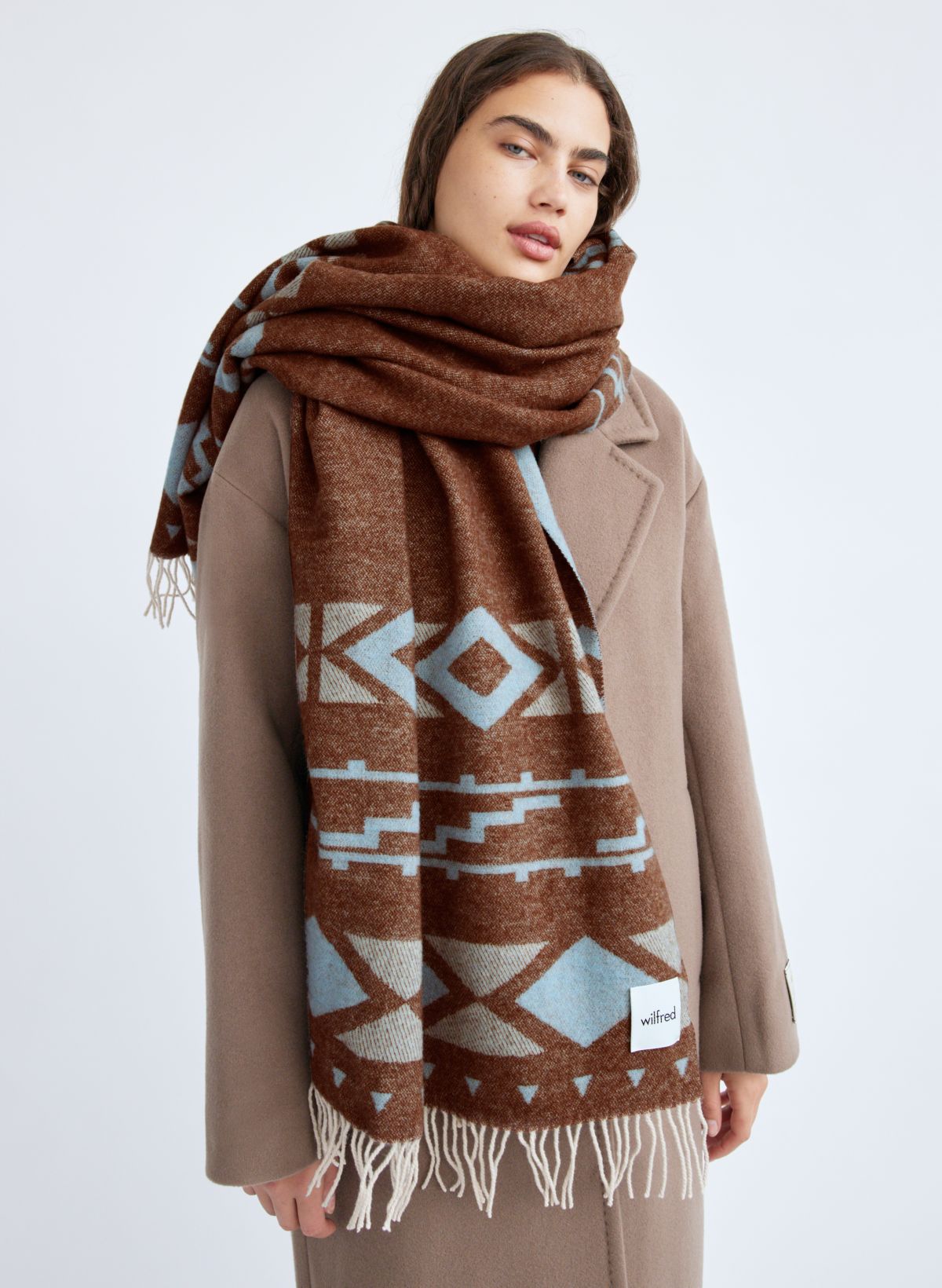Classic wool scarf washed brown – Totême