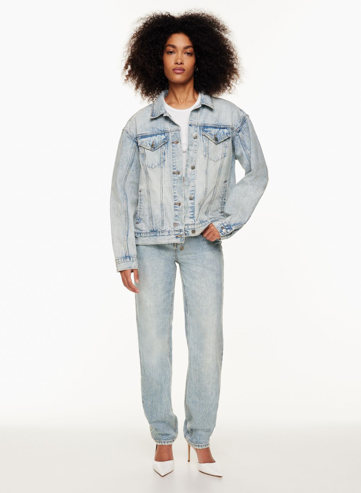 https://aritzia.scene7.com/is/image/Aritzia/f22_98_a04_99863_23331_on_a?wid=1200