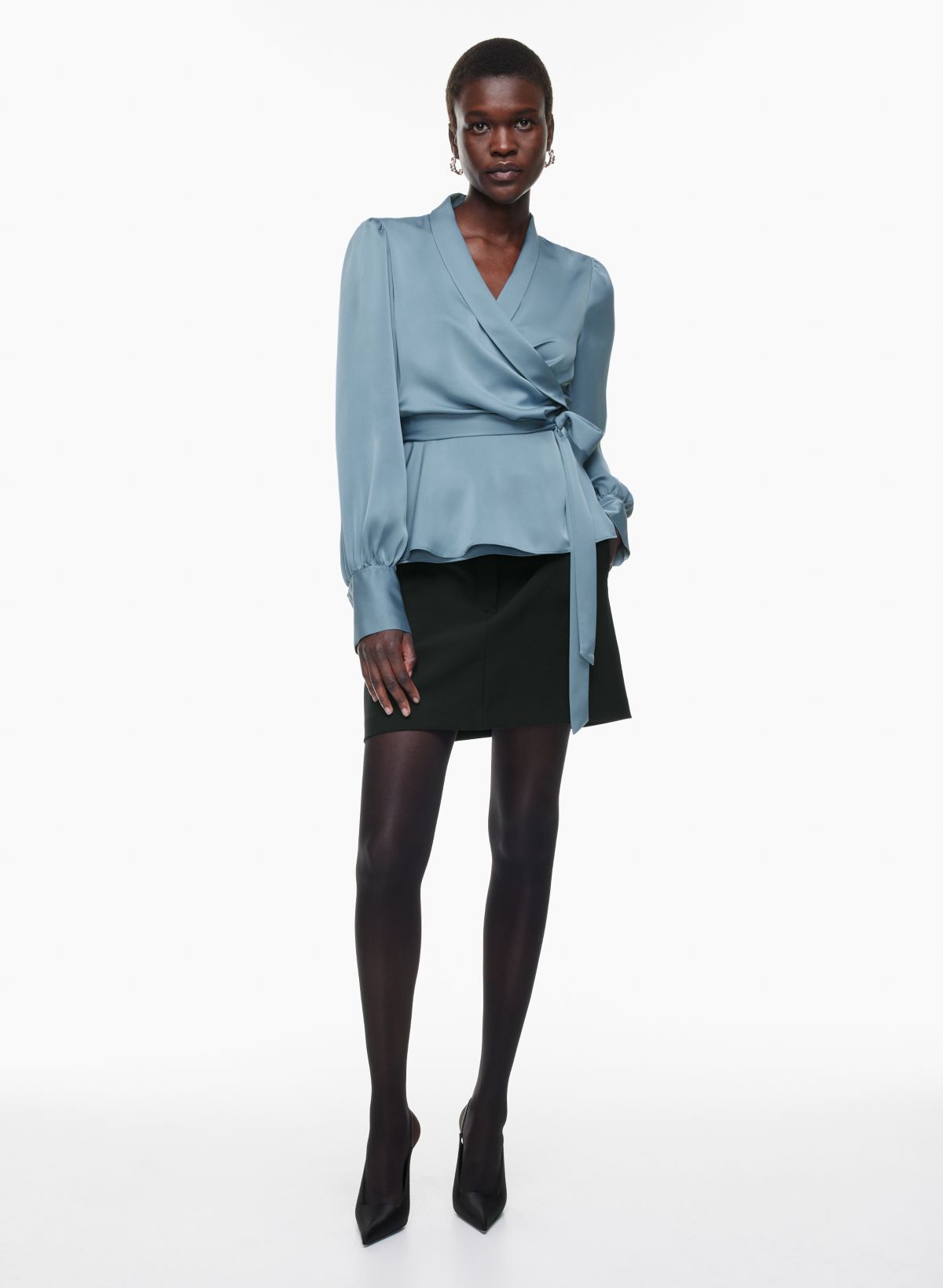 https://aritzia.scene7.com/is/image/Aritzia/f23_01_a02_113992_25167_on_a?wid=1200