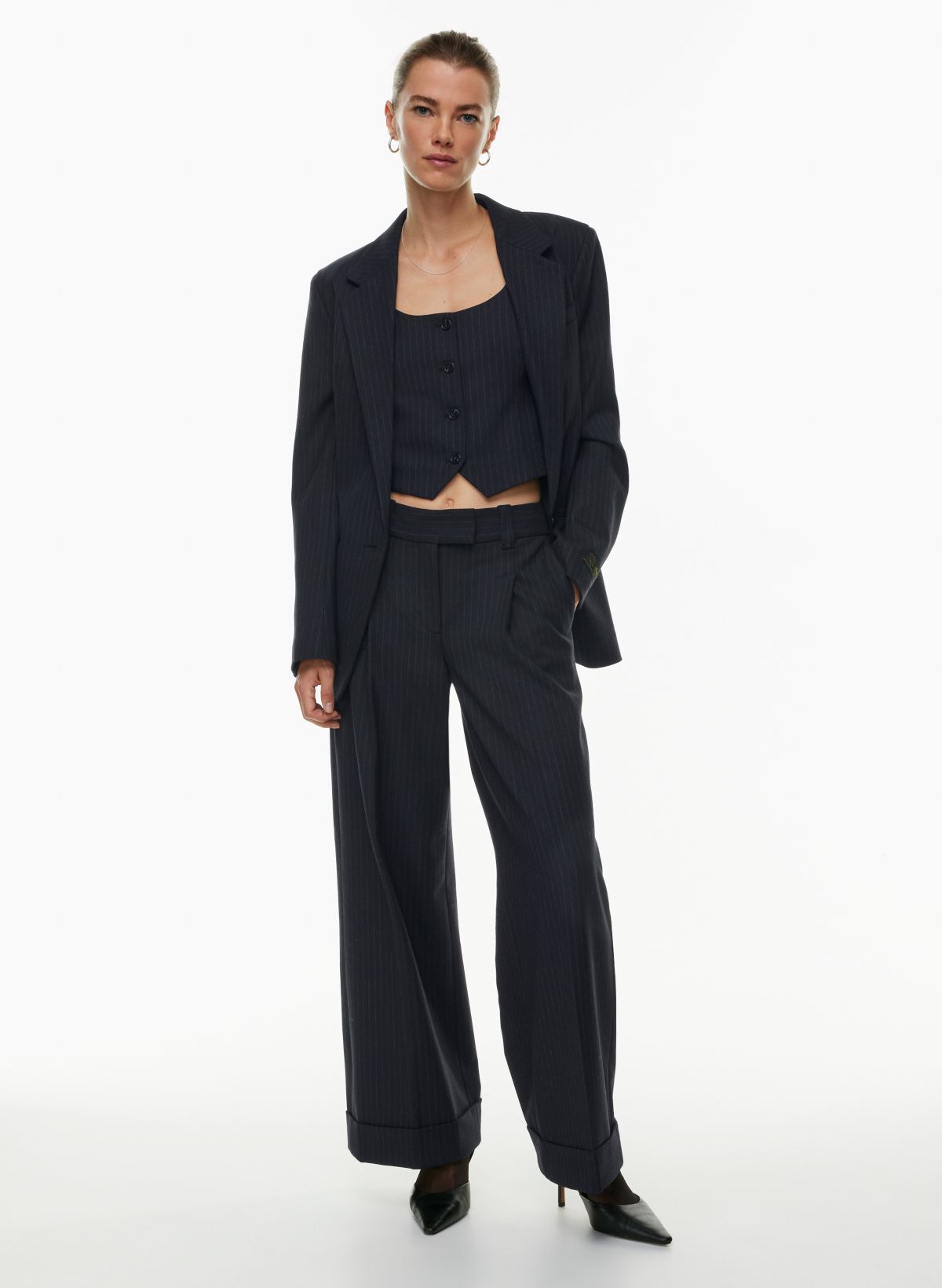 https://aritzia.scene7.com/is/image/Aritzia/f23_04_a06_111190_31568_on_a?wid=1200