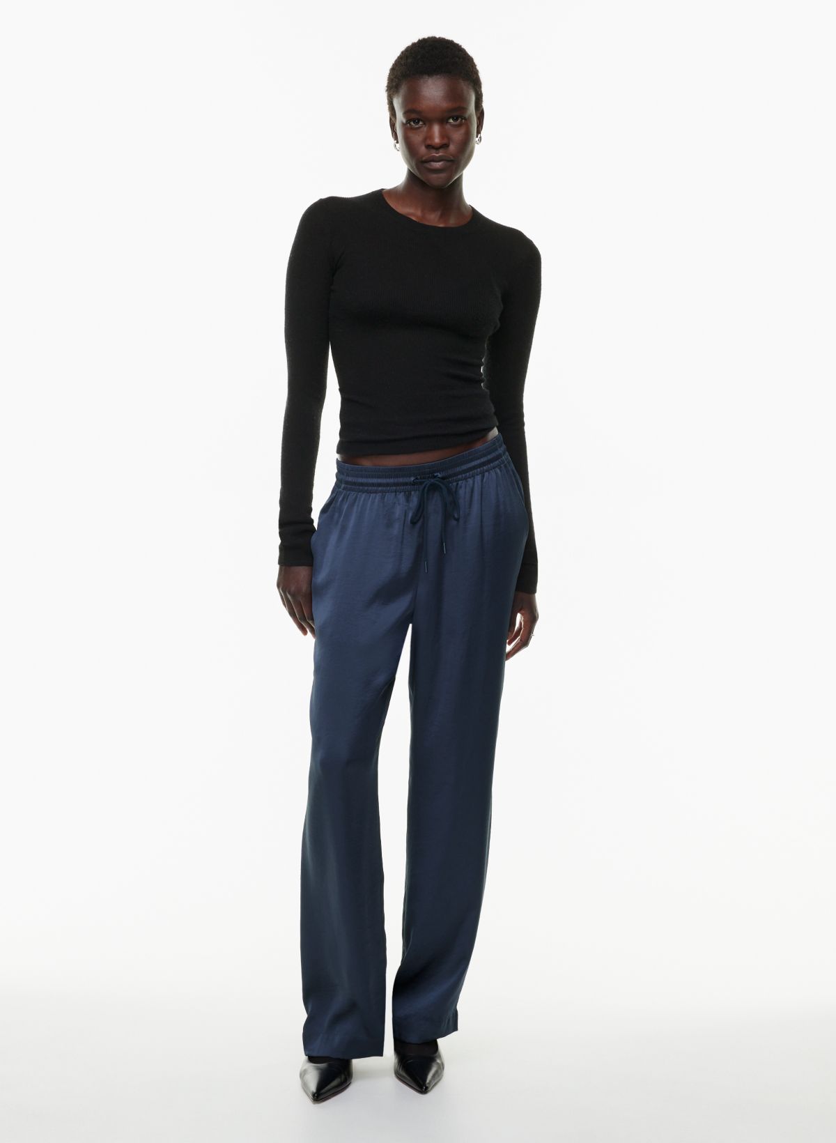 https://aritzia.scene7.com/is/image/Aritzia/f23_04_a06_114651_29528_on_a?wid=1200