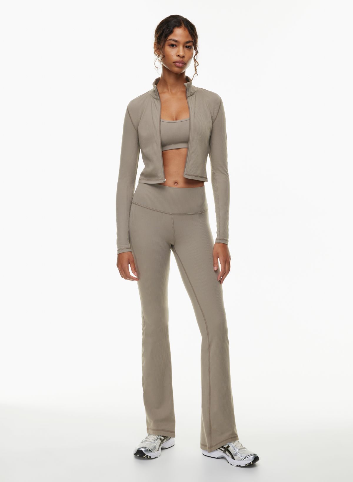 https://aritzia.scene7.com/is/image/Aritzia/f23_19_a01_112606_19049_on_b?wid=1200