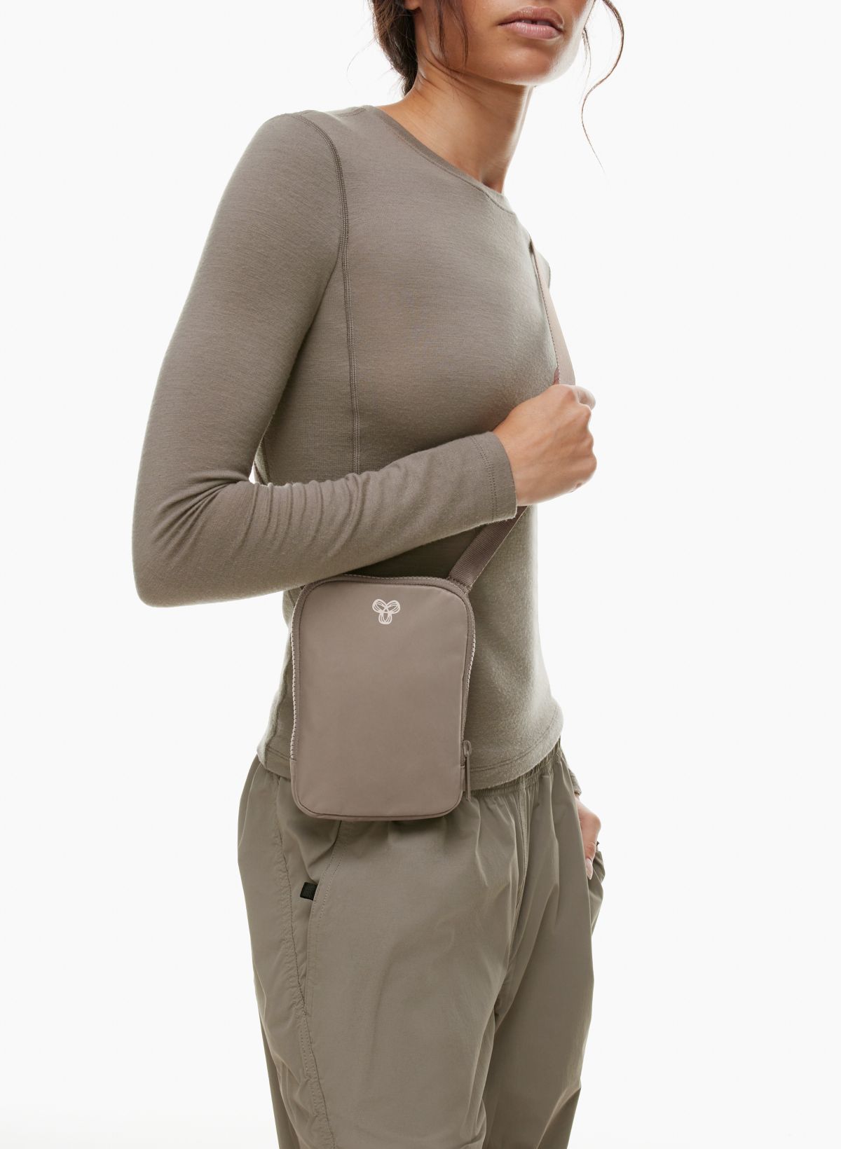 Trend alert: Carcasas colgantes y bolsos para el celular, Effortless Chic