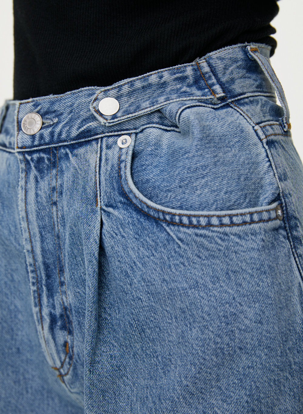 pleated baggy jeans
