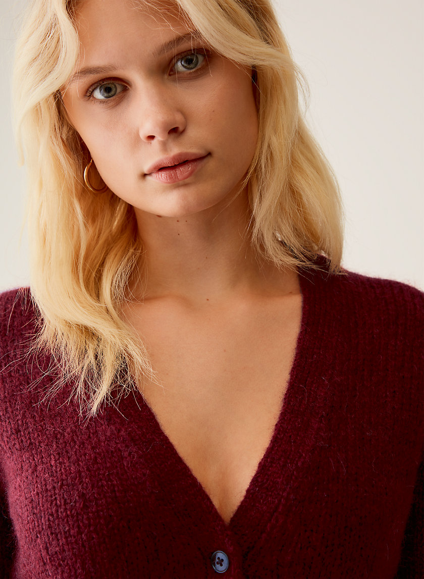 SLIM CROP CARDIGAN - Cropped, button-up, V-neck cardigan SLIM CROP CARDIGAN - Cropped, button-up, V-neck cardigan