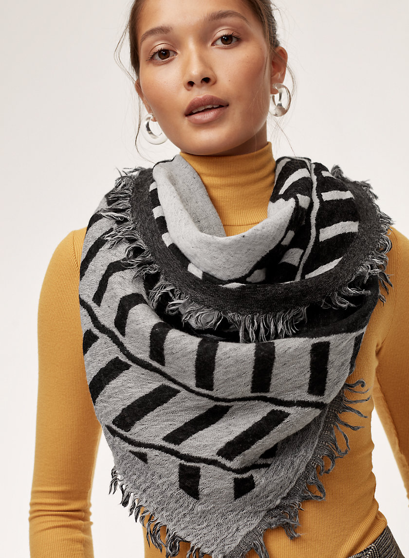 Wilfred CROSS CHAIN TRIANGLE | Aritzia Wilfred CROSS CHAIN TRIANGLE | Aritzia