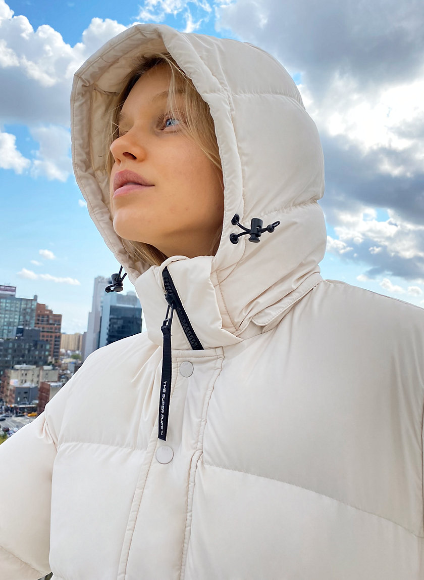7 The North Face Jacket Outfit Ideas to Borrow From the Supers