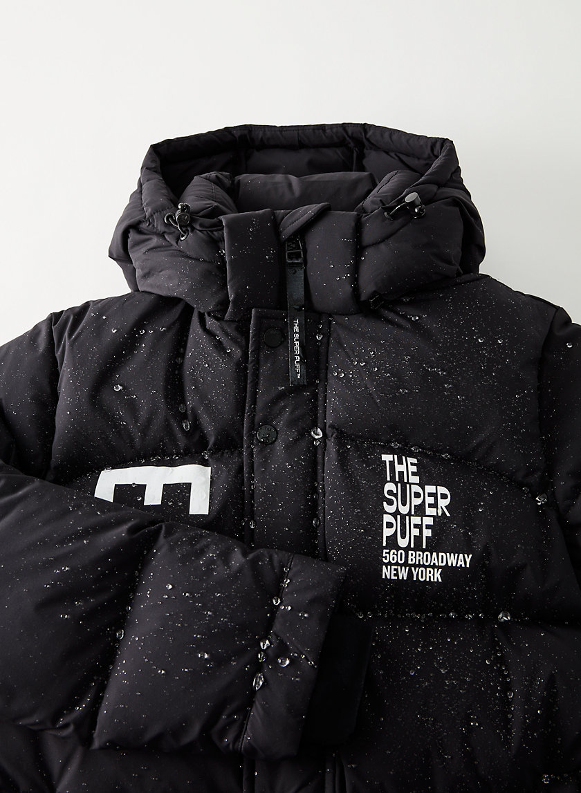 7 The North Face Jacket Outfit Ideas to Borrow From the Supers