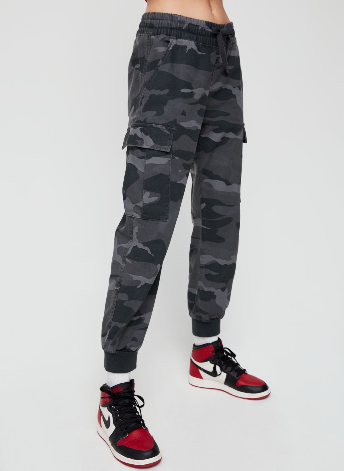 Aritzia hot sale camo joggers