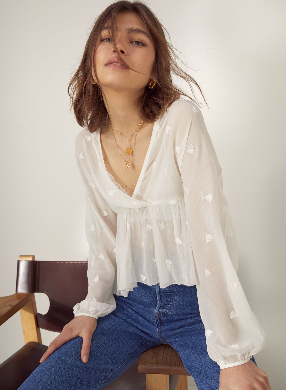 https://aritzia.scene7.com/is/image/Aritzia/s20_04_a02_76436_3030_on_a?wid=1200