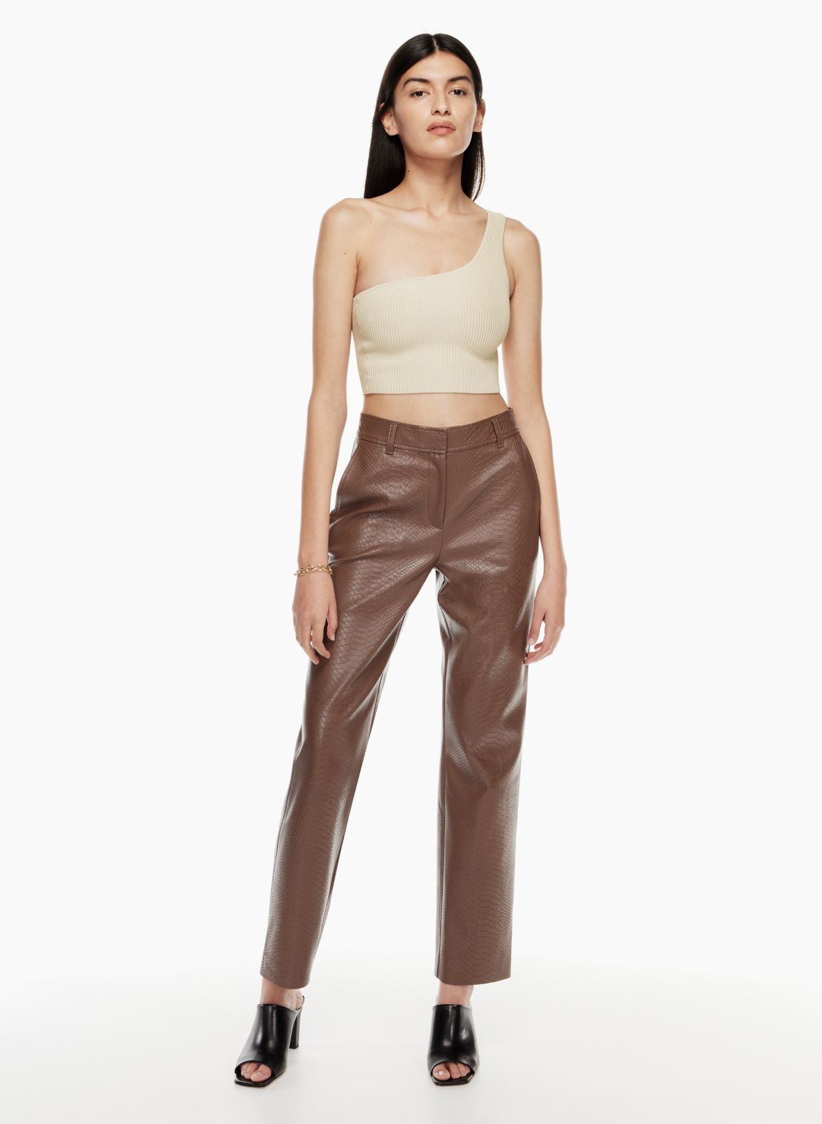 Finally got me a pair of Command Pants (sz 6) (34-25-40) : r/Aritzia