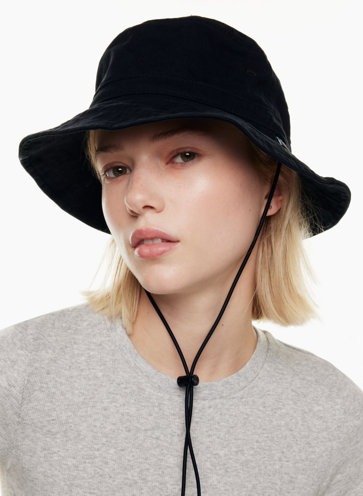 Tna DRAWCORD BUCKET HAT | Aritzia US