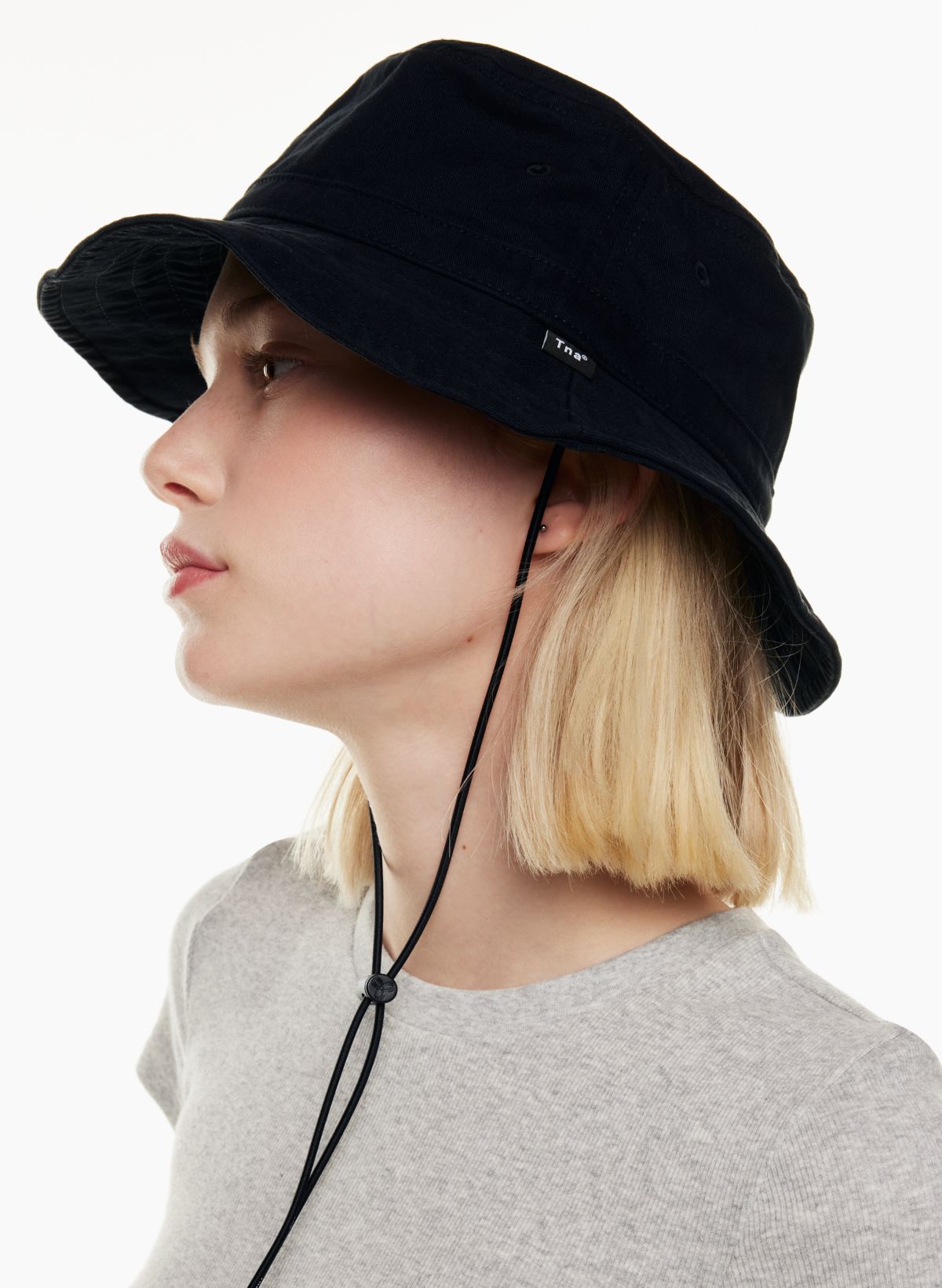 Tna DRAWCORD BUCKET HAT | Aritzia US