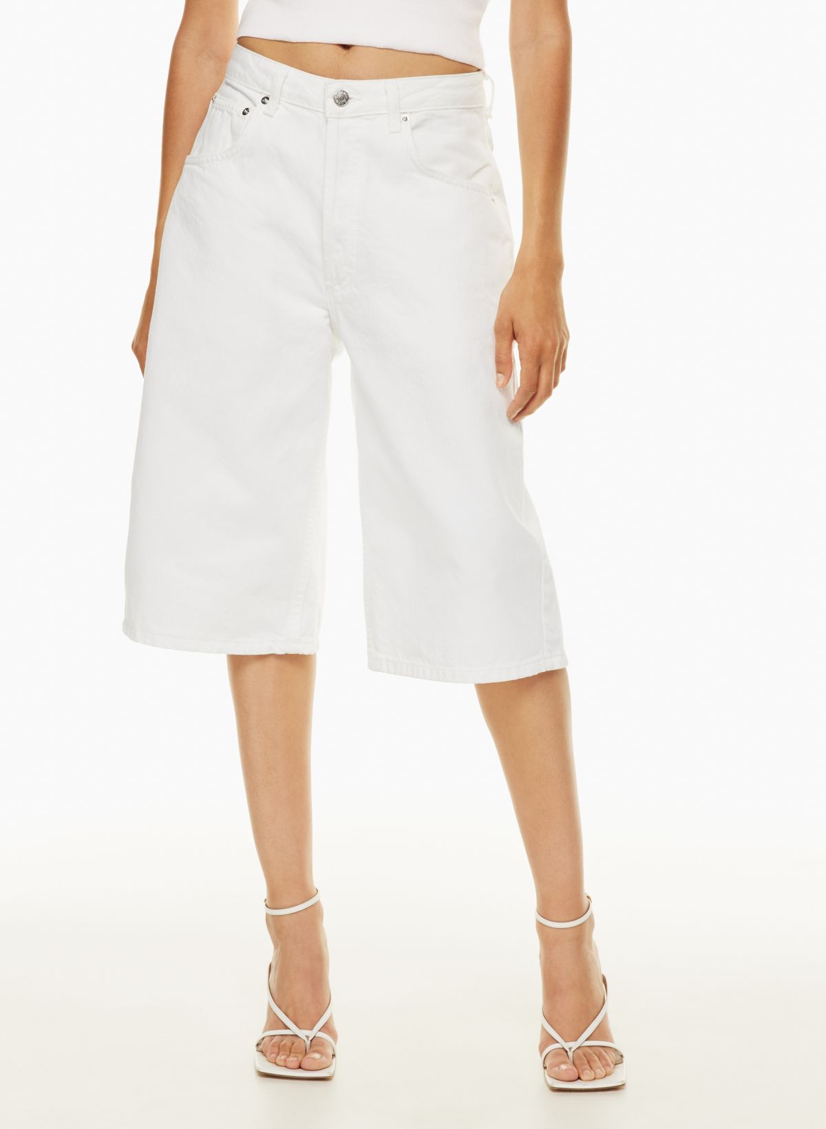 https://aritzia.scene7.com/is/image/Aritzia/s23_98_a06_111042_1275_on_b?wid=1200