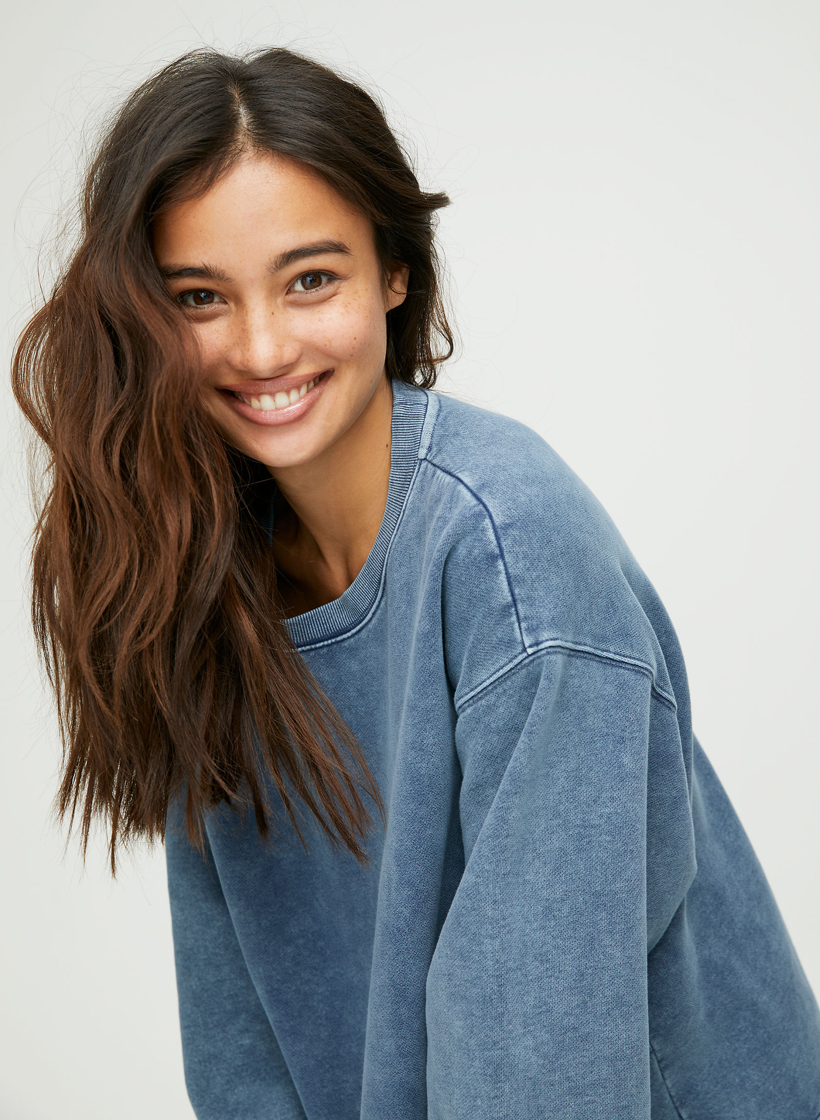 Tna THE OVERSIZED CREW | Aritzia US