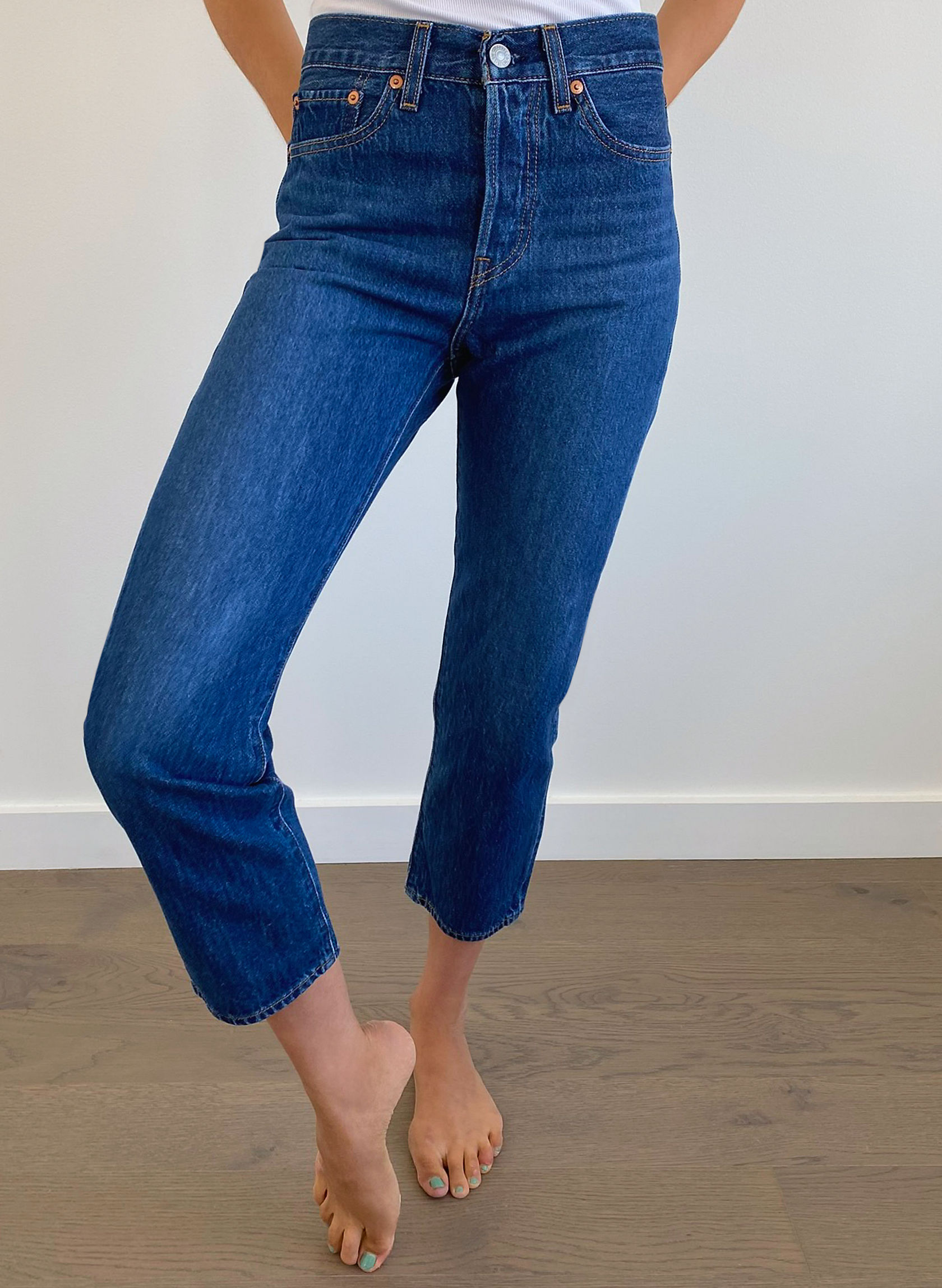 aritzia levi's wedgie straight