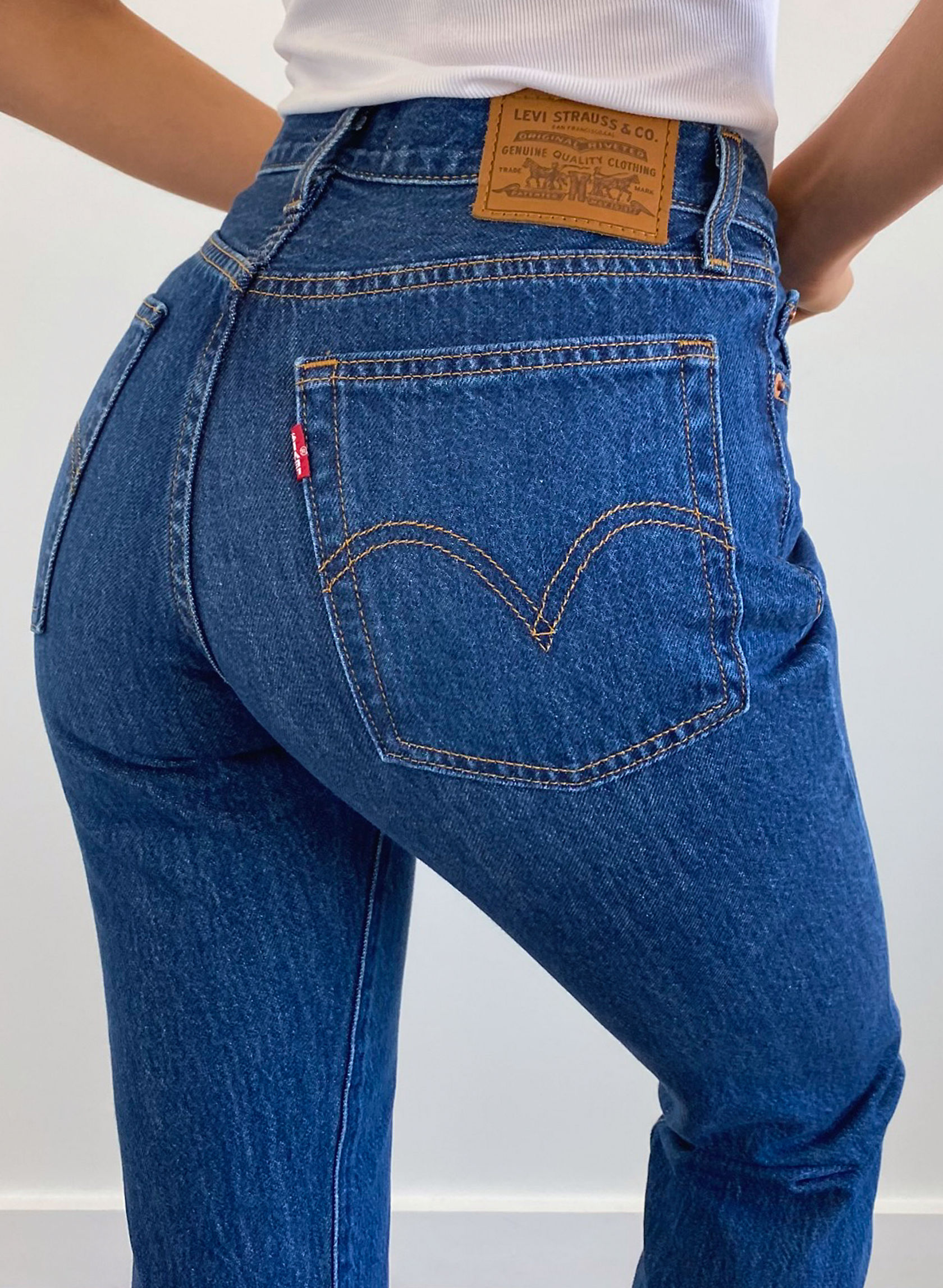 aritzia levi's wedgie straight